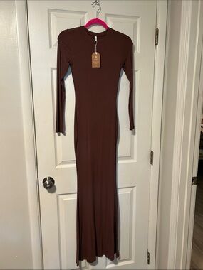 ReoRia Brown Long Sleeve Maxi Dress - Slim Silhouette